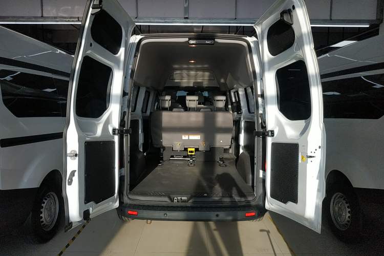 Used Ford Transit 2019 2.0T Diesel Multi-Purpose Commercial Vehicle Mid-Drive Mid-Roof 6-Seater China VI Standard
