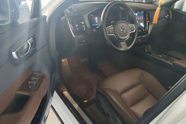 Used Volvo XC60 2025 B5 4x4 Smart Luxury Edition
