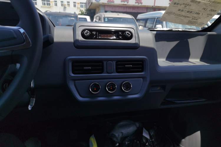 Used Wuling Yangguang 2024 300KM Comfort Version Passenger Van 75kW
