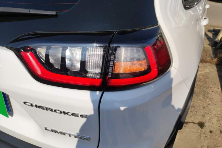 Used  Cherokee 2019 2.0T Four-Wheel Drive Explorer Edition China V