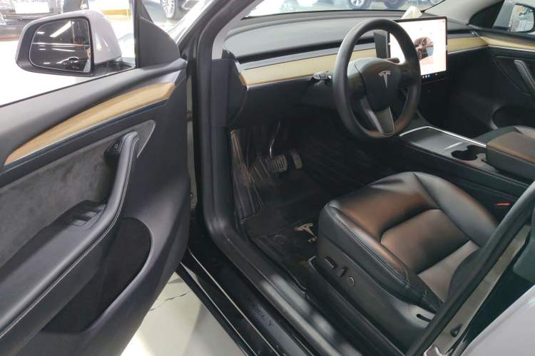 Used Tesla Model Y 2023 Long-Range All-Wheel-Drive Version