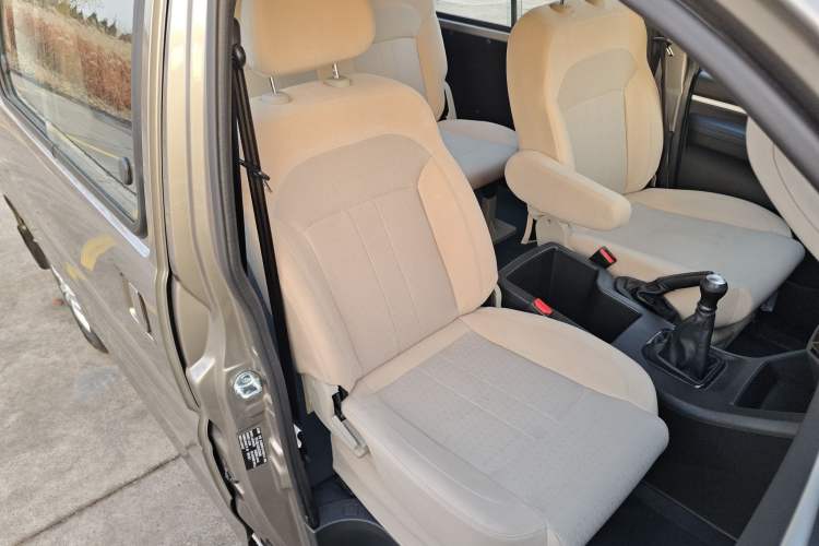 Used FORTHING Lingzhi 2023 M5L 1.6L Base Model 7 Seats
