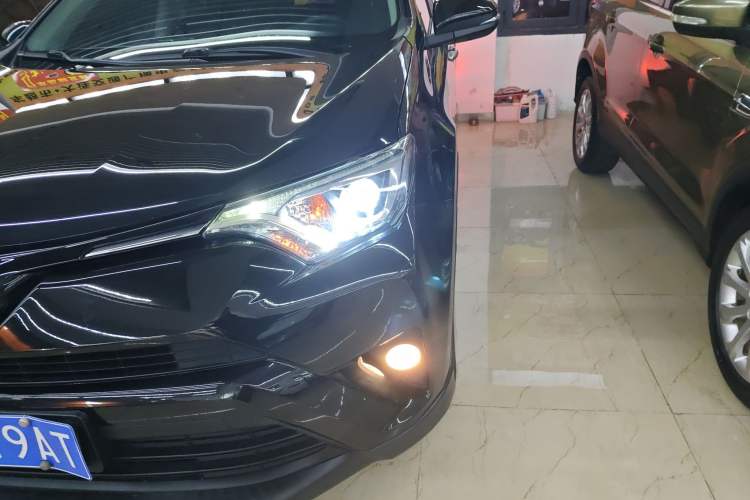 Used Toyota RAV4 2016 2.0L CVT Two-Wheel Drive Fashion Edition China V Standard
