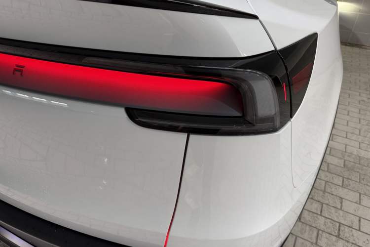 Used Tesla Model Y L 2025 Long-Range All-Wheel-Drive Version
