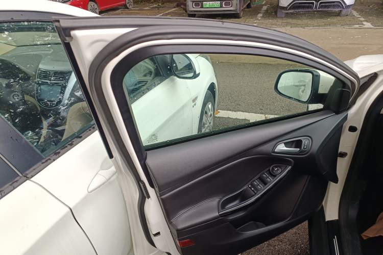 Used Ford Focus 2017 Sedan EcoBoost 125 Automatic Supreme Style SmartDrive Edition
