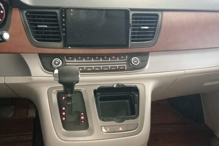 Used SAIC MAXUS G10 2016 1.9T Automatic Elite Edition Diesel China V Emission Standard
