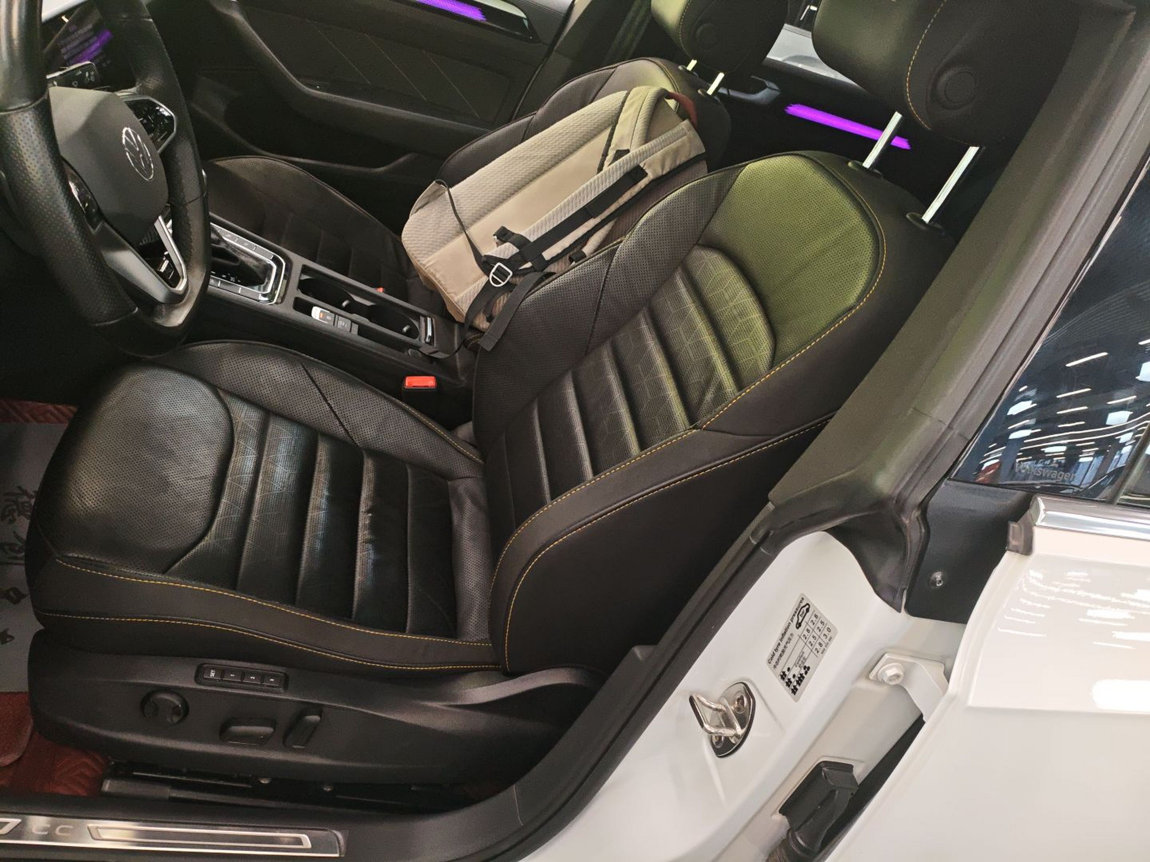 المقاعد الأمامية داخل السيارة