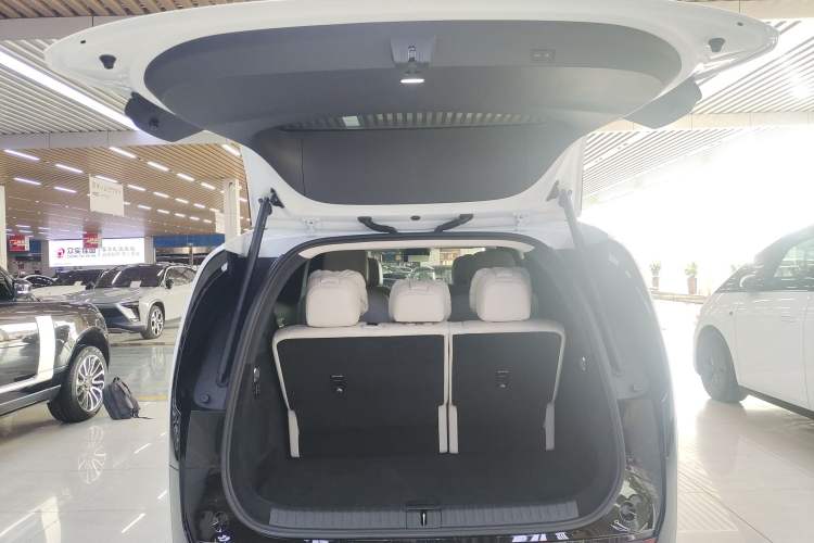 Used Li Auto MEGA 2025 Ultra Smart Refreshed Edition
