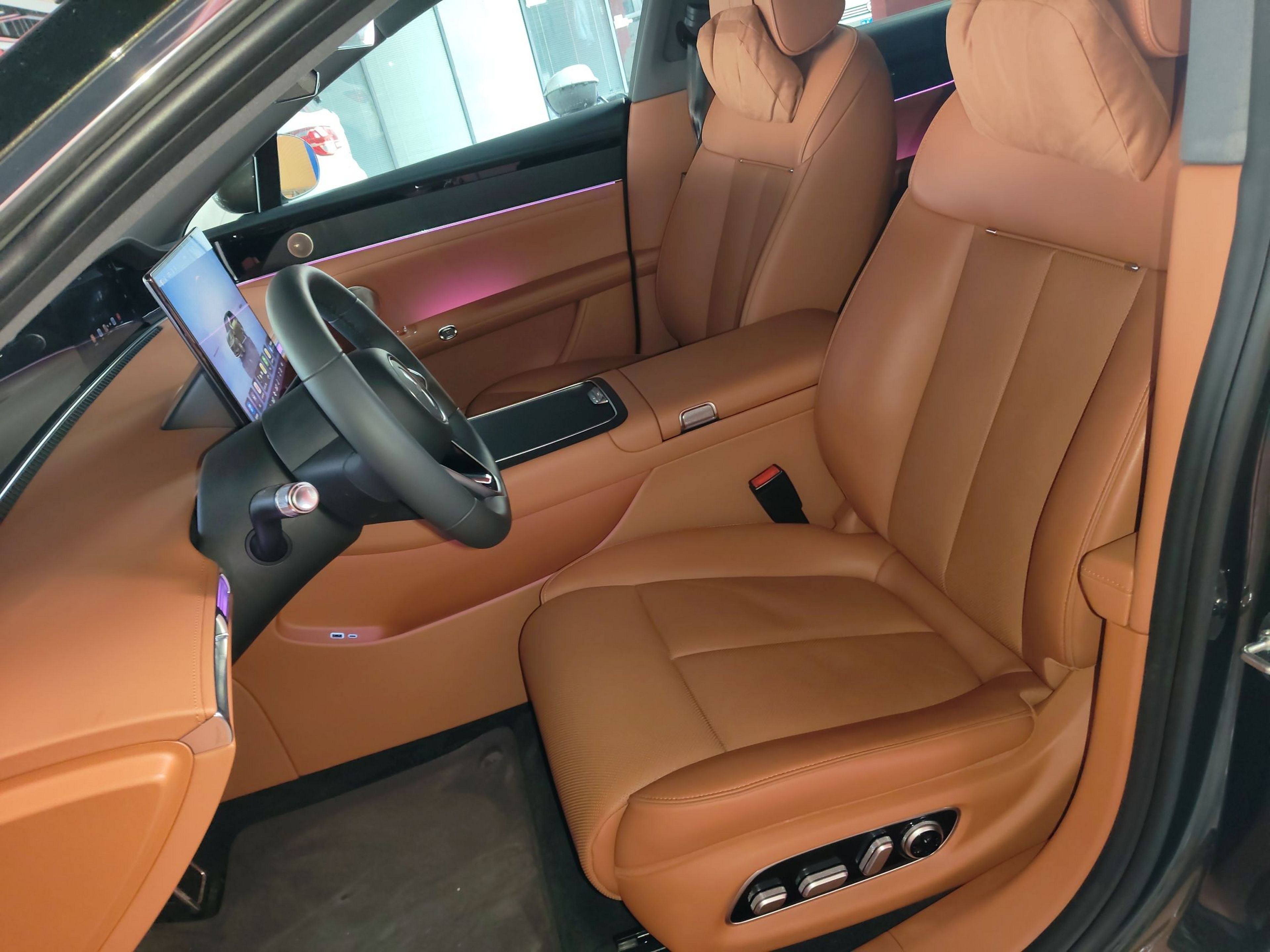 Переднее сиденье в автомобиле