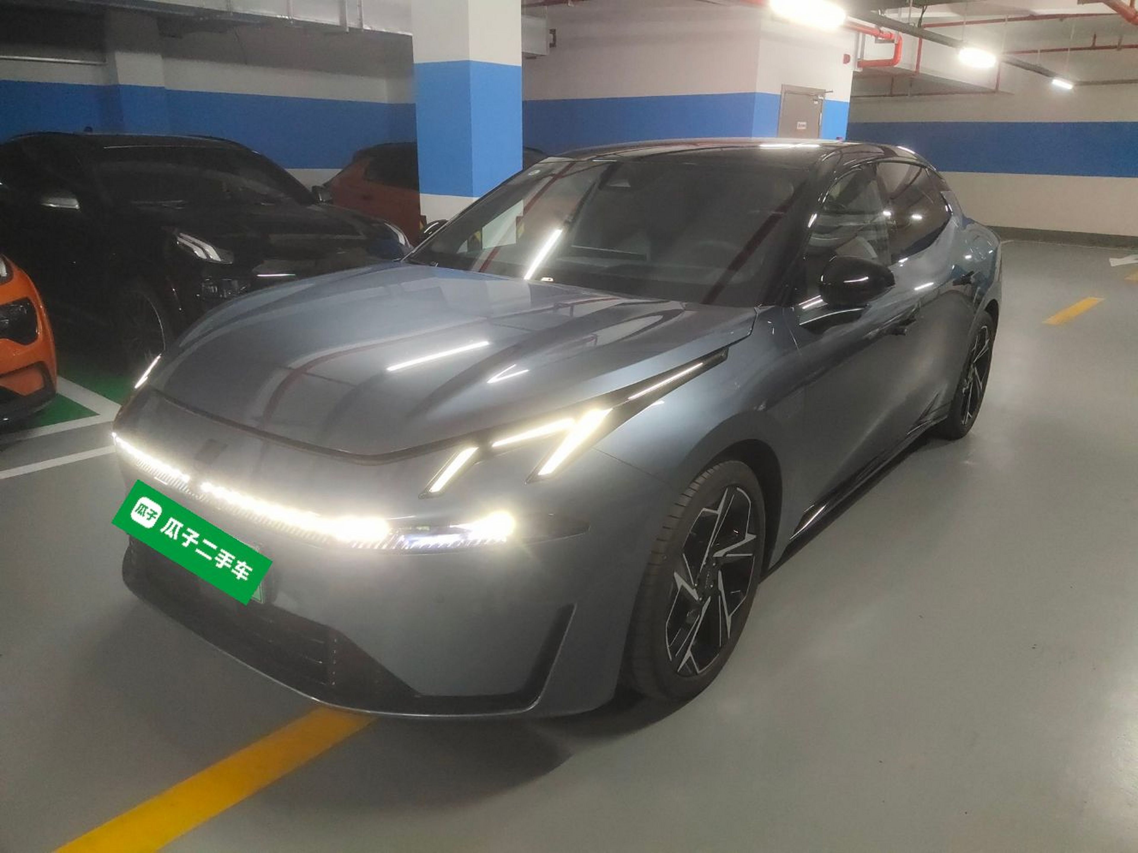 تحت مقدمة السيارة