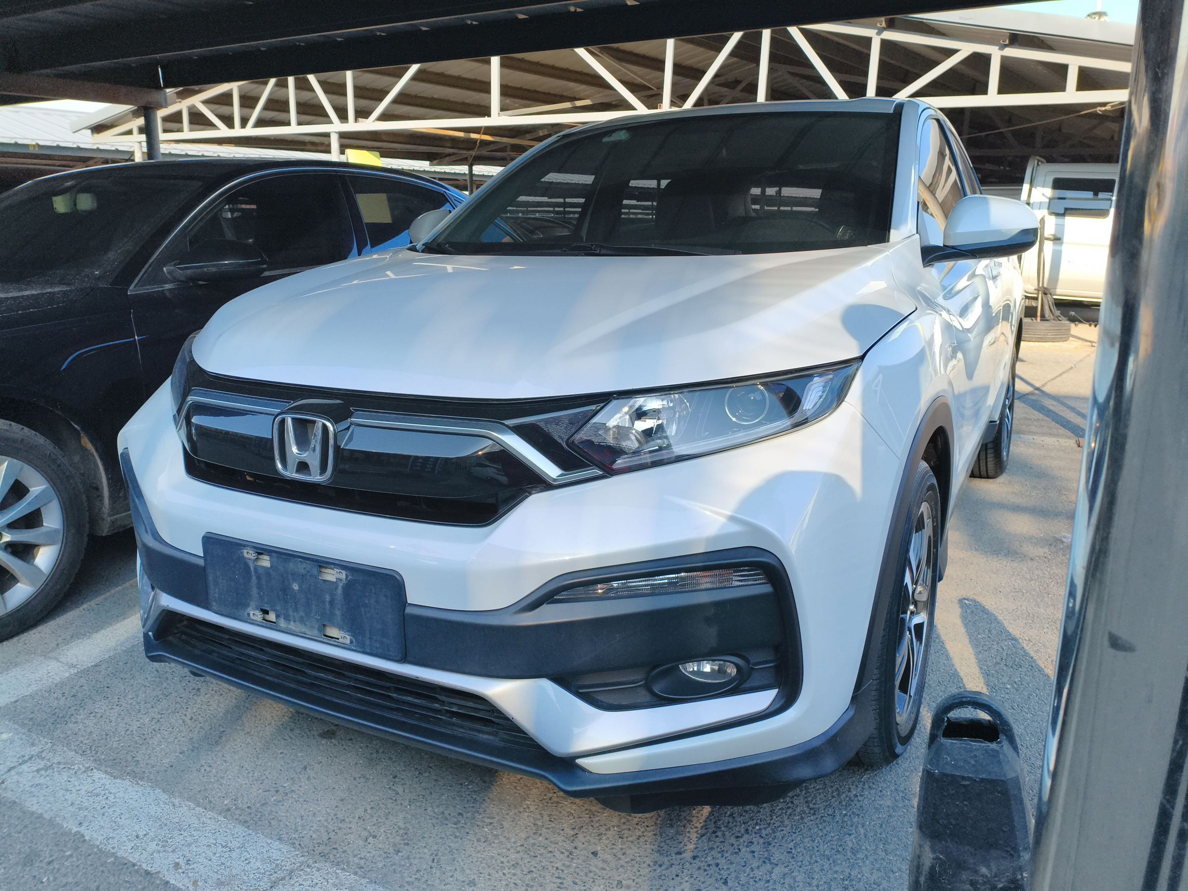 Под передней частью автомобиля