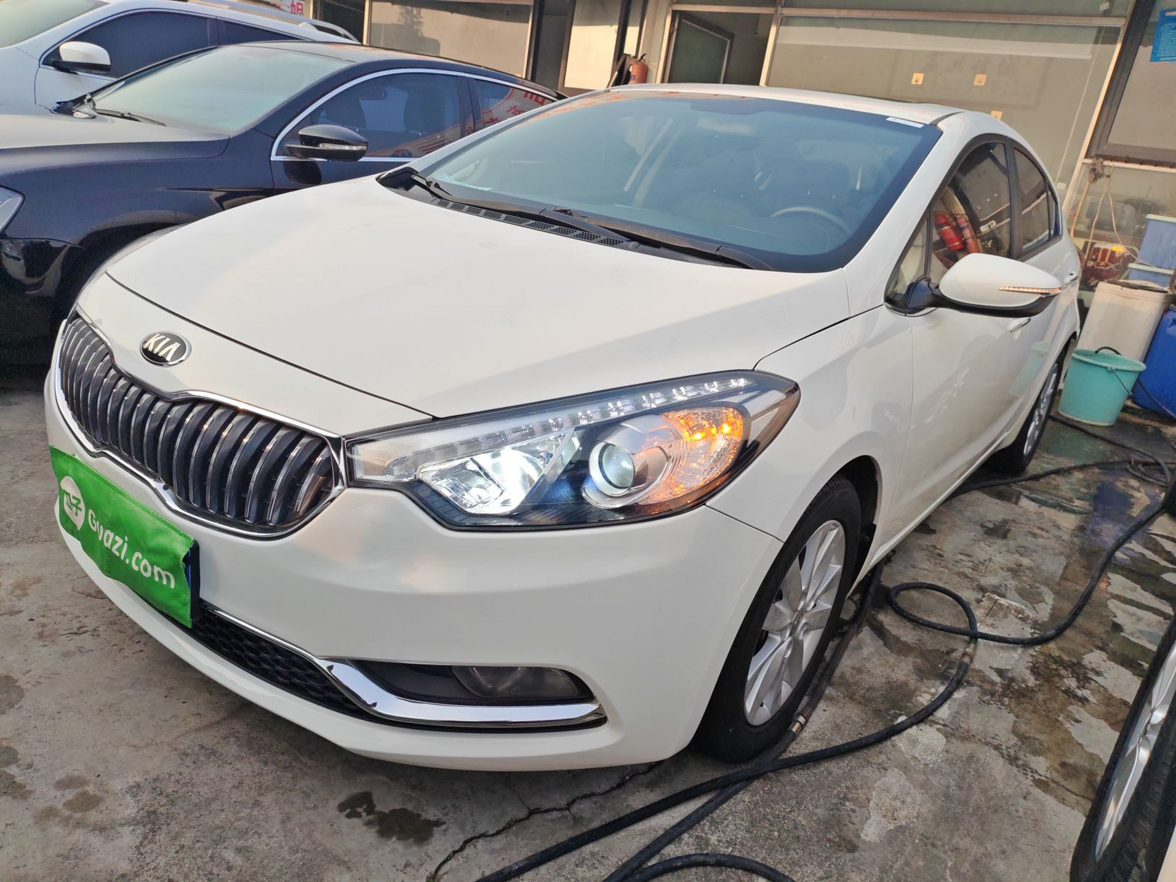 Под передней частью автомобиля