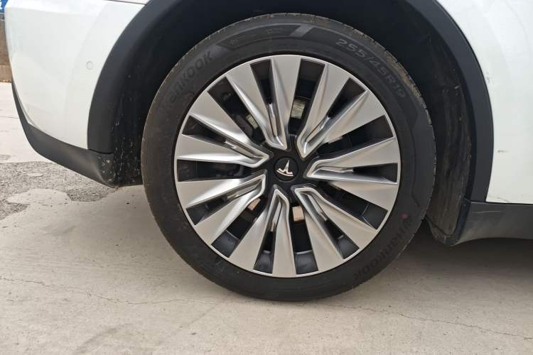 Used Tesla Model Y 2023 Long-Range All-Wheel-Drive Version
