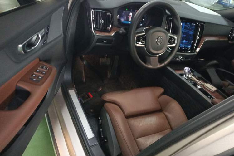 Used Volvo S60 2025 B4 Zhiyuan Luxury Edition
