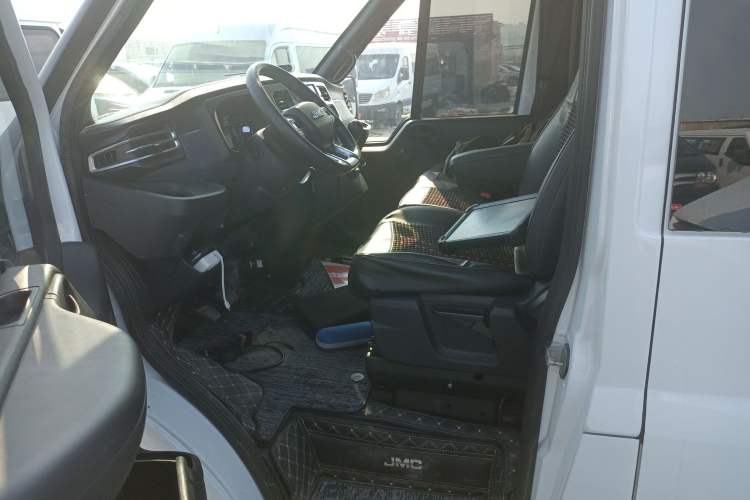 Used JMC Fushun 2025 2.0T 6MT Diesel Mid-Roof High-Arch Commercial Multi-Purpose 7-Seater Passenger Vehicle