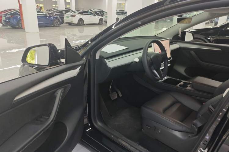 Used Tesla Model Y 2023 Rear-Wheel-Drive Version

