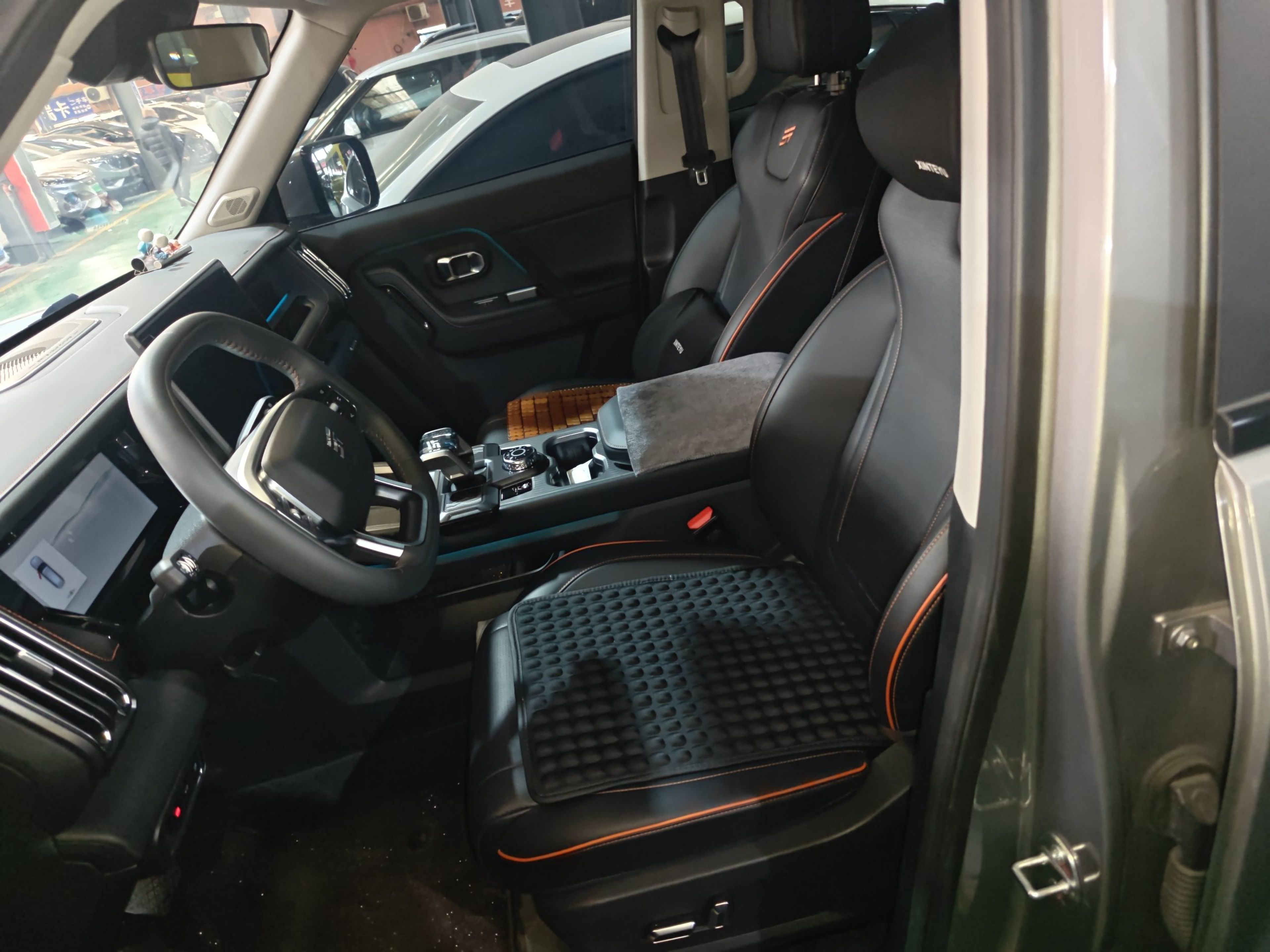 المقاعد الأمامية داخل السيارة