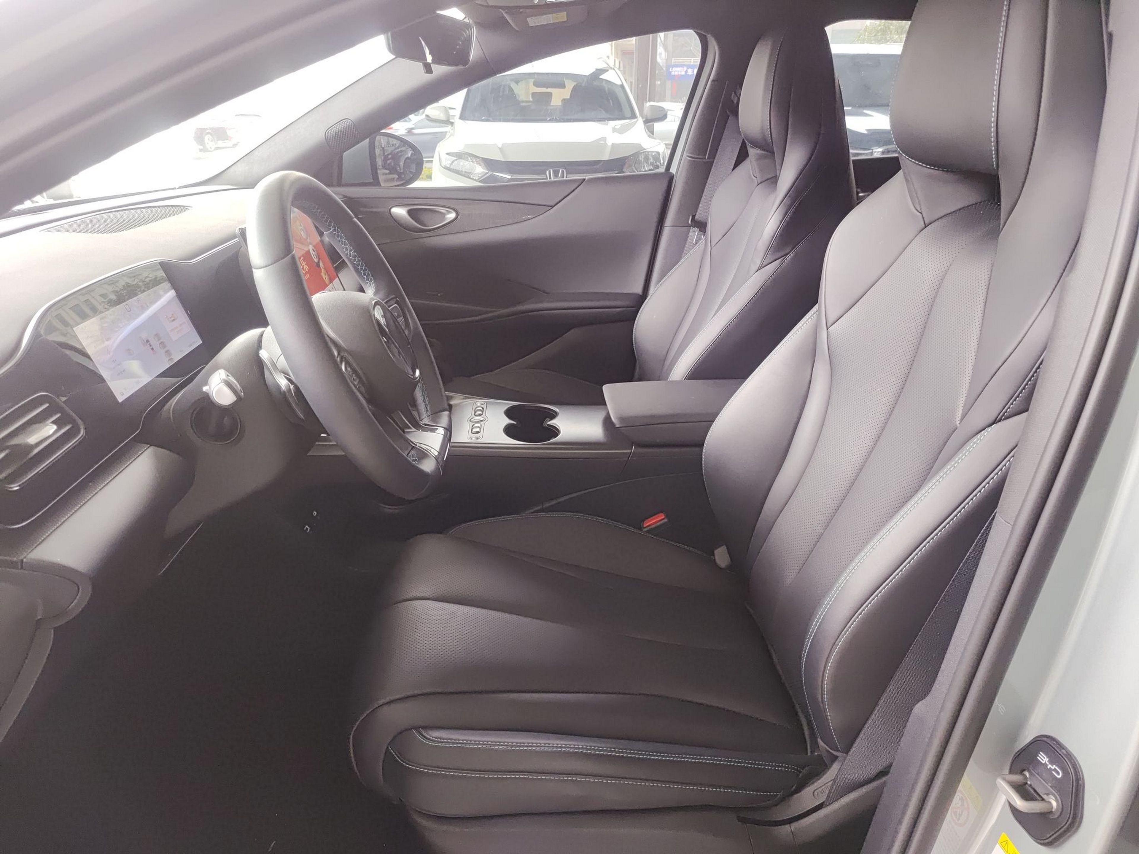 Переднее сиденье в автомобиле