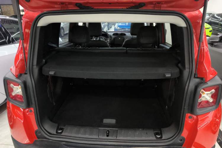 Used  Renegade 2019 220T Automatic Leading Edition
