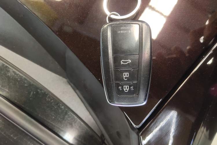 Used Toyota Avalon 2019 Dual-Engine 2.5L XLE Prestige Version China VI Standard
