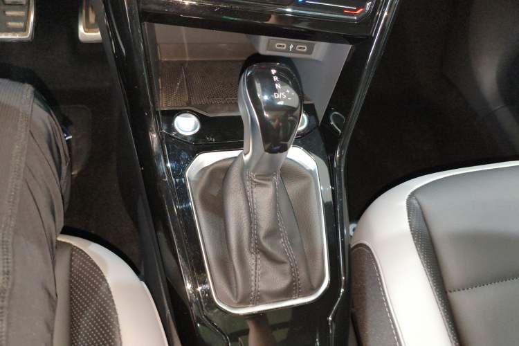 Used Volkswagen T-ROC 2023 300TSI DSG Two-Wheel-Drive Chen Guang Edition
