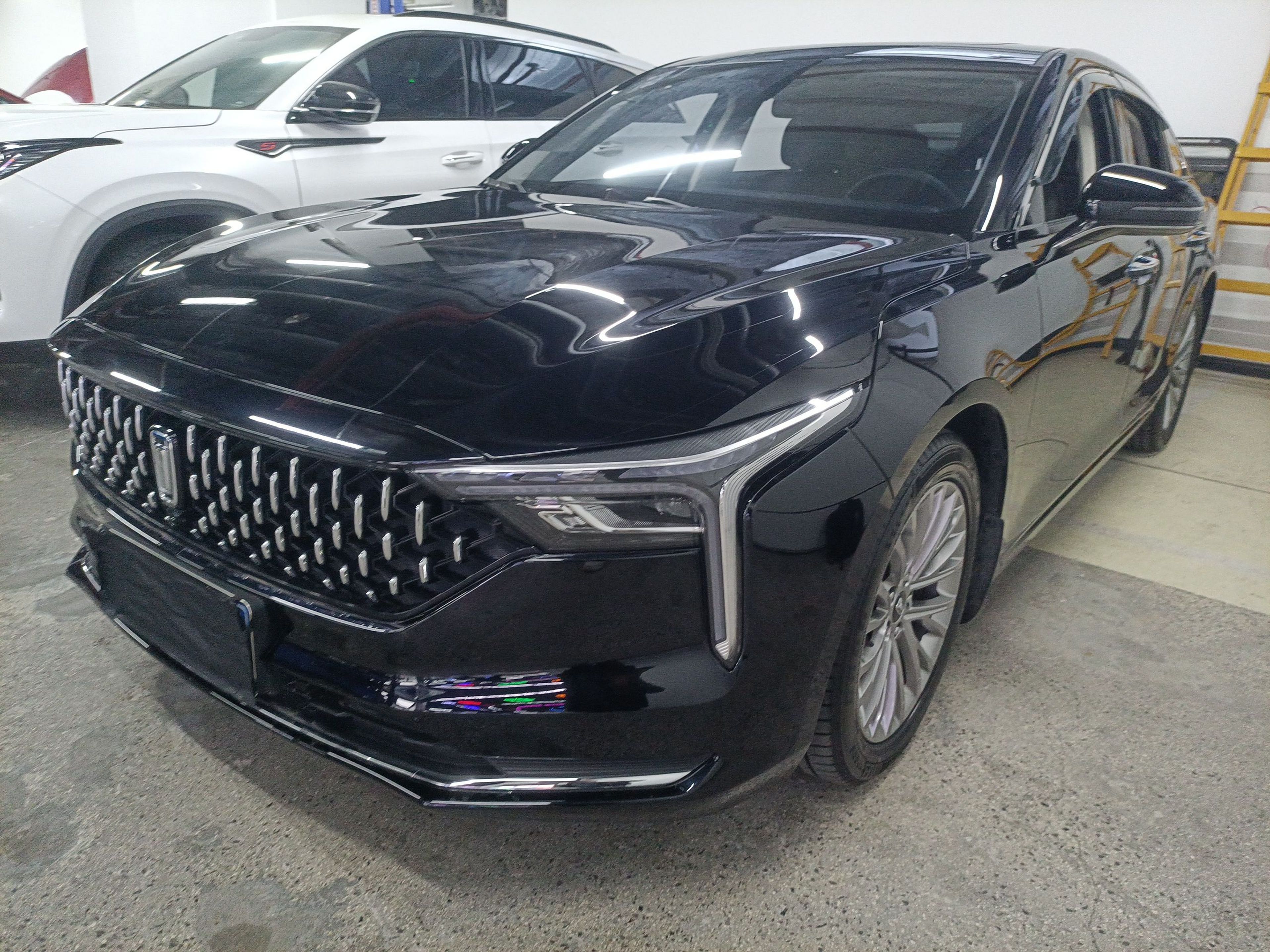 Под передней частью автомобиля