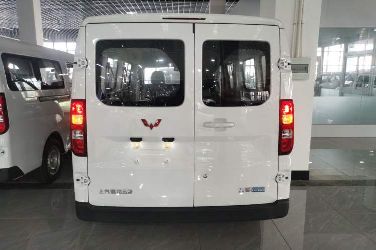 Used Wuling Yangguang 2024 300KM Comfort Version Passenger Van 75kW
