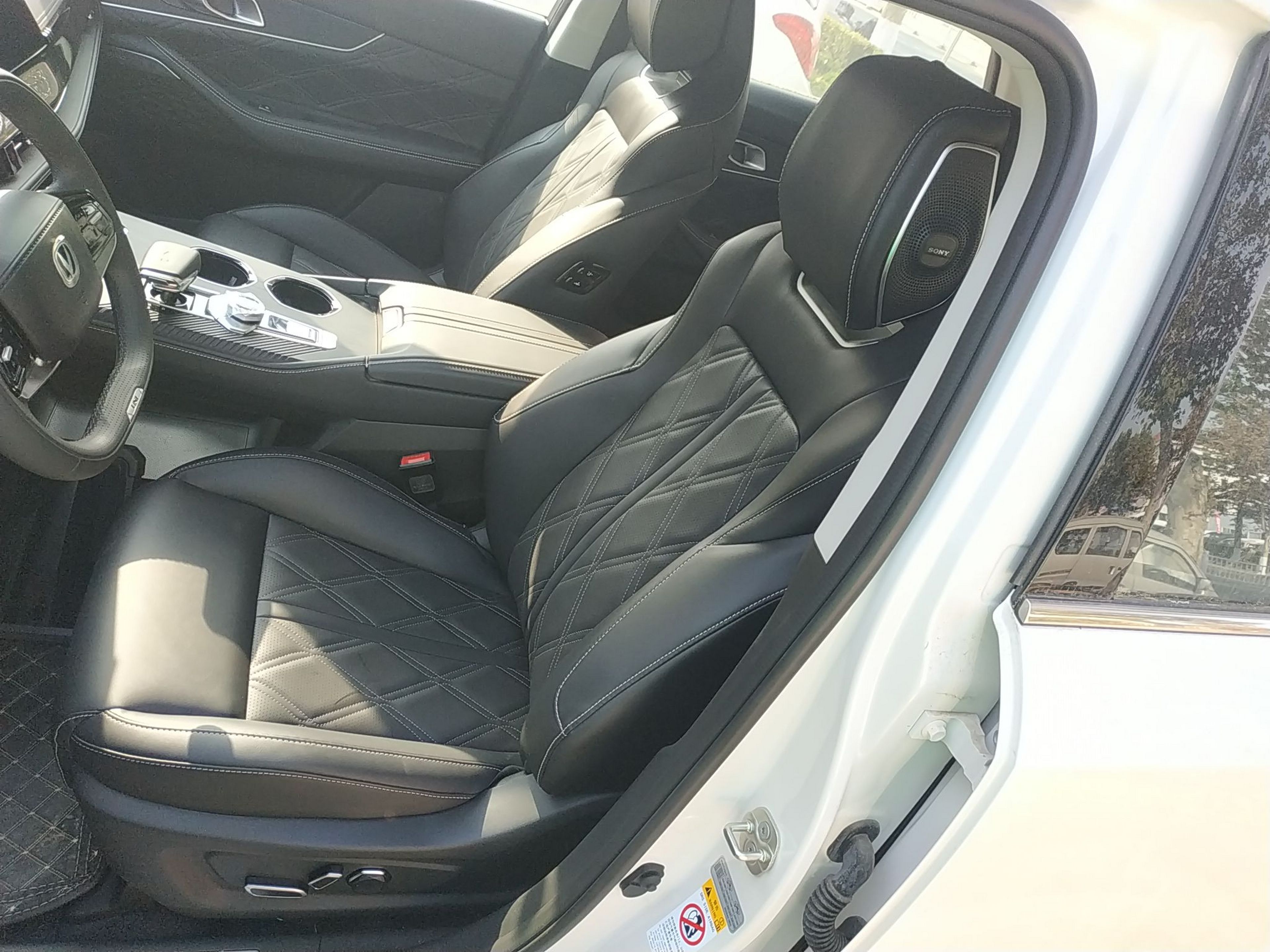 Переднее сиденье в автомобиле