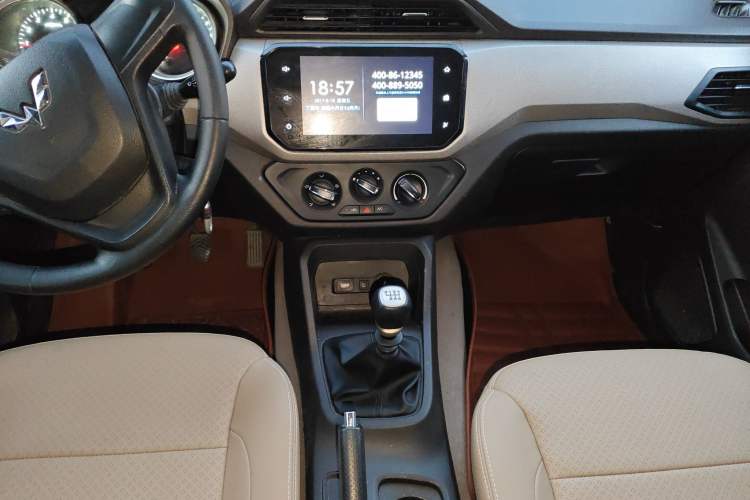 Used Wuling Hongguang 2019 1.5L S Comfort Edition China VI LAR
