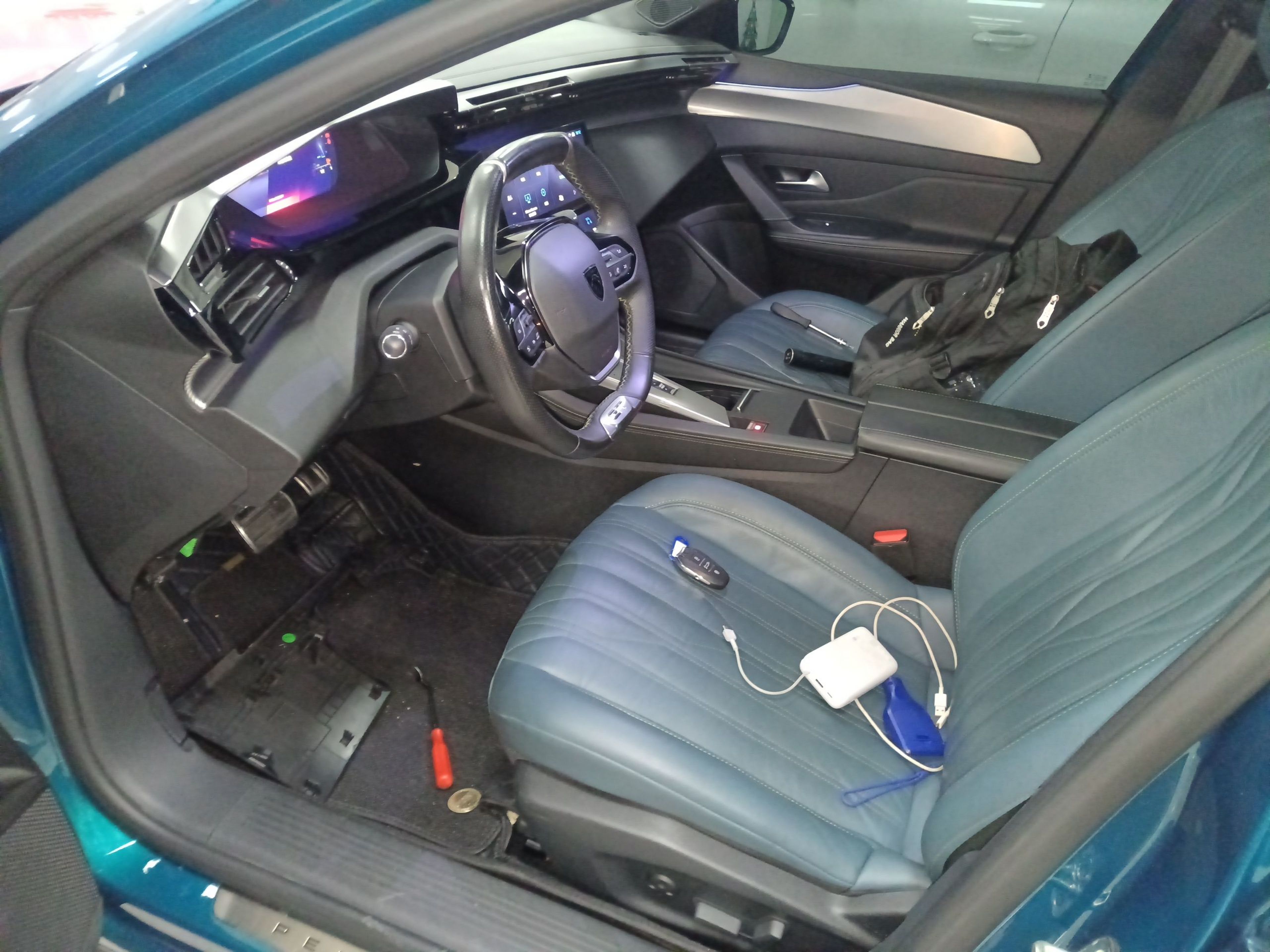 المقاعد الأمامية داخل السيارة