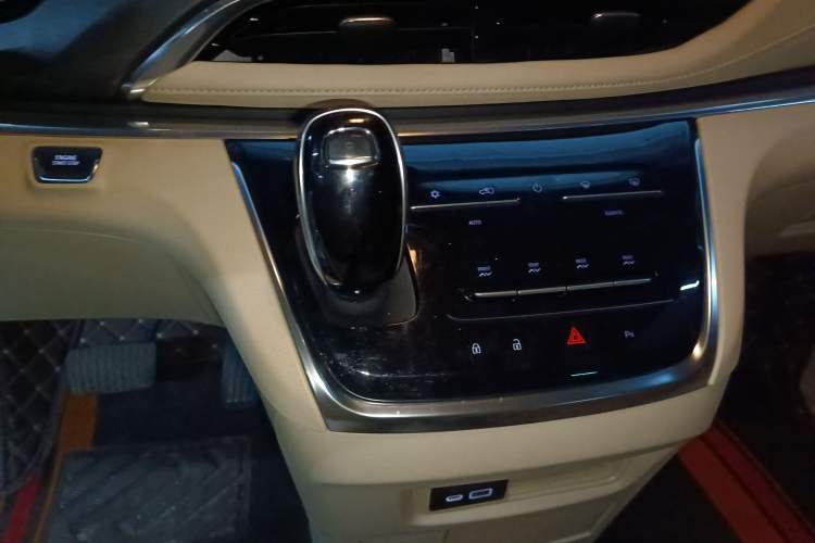 Used Buick GL8 2023 Facelifted Land Cruiser Executive Luxury Version