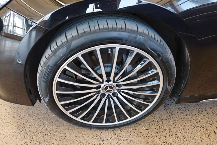 Used Mercedes-Benz E-Class 2025 Facelift E 300 L Luxury Edition
