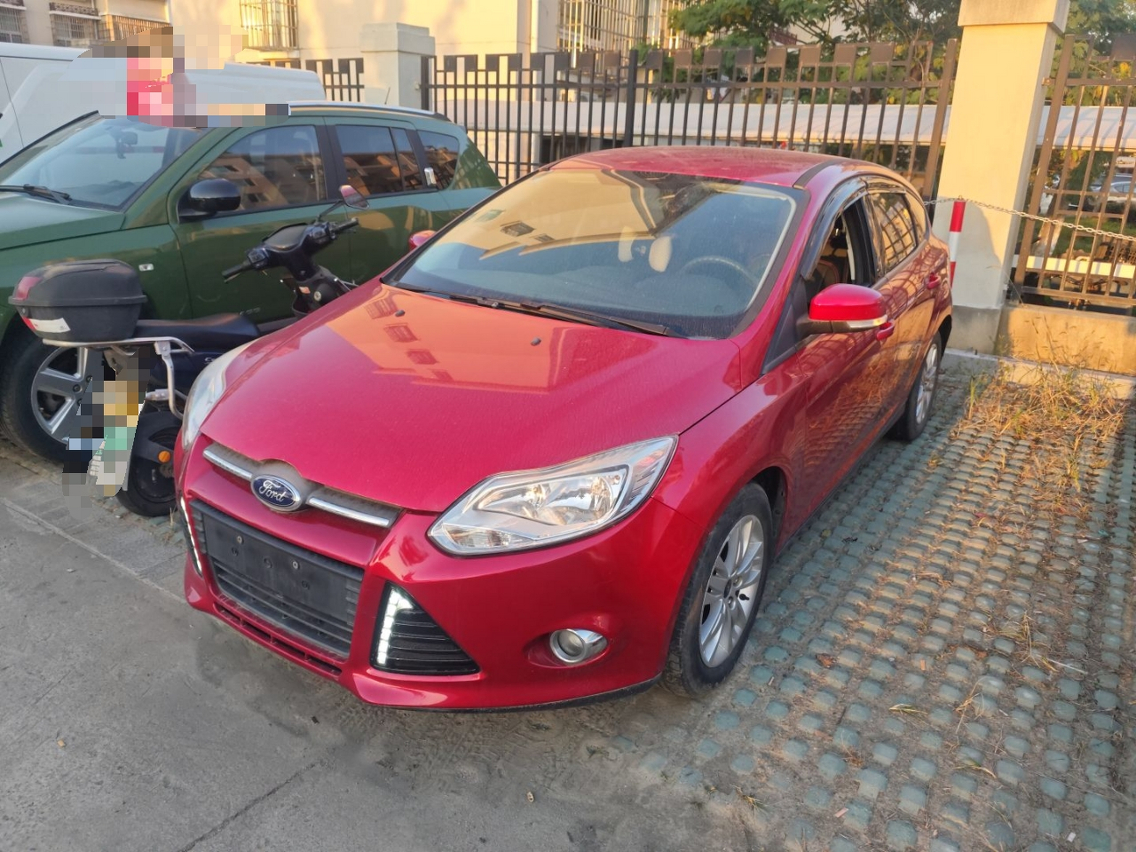 Под передней частью автомобиля