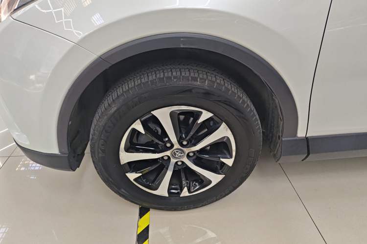 Used Toyota RAV4 2016 2.0L CVT Two-Wheel Drive Fashion Edition China V Standard
