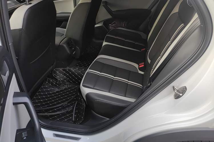 Used Volkswagen T-ROC 2023 300TSI DSG Two-Wheel-Drive Chen Guang Edition
