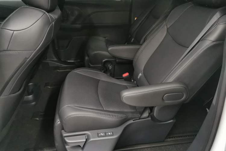 Used Toyota Sienna 2024 2.5L Hybrid Four-Wheel Drive Prestige Edition
