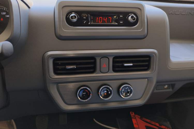 Used Wuling Yangguang 2024 300KM Comfort Version Passenger Van 75kW