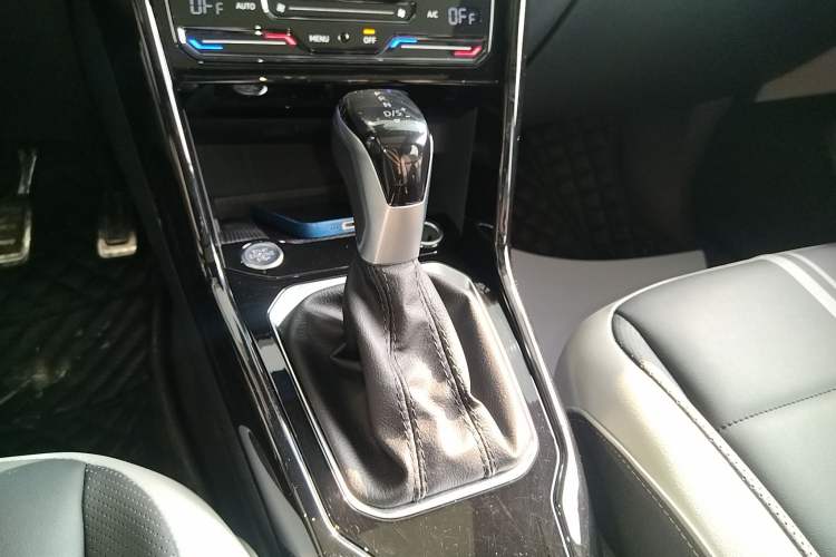 Used Volkswagen T-ROC 2023 300TSI DSG Two-Wheel-Drive Chen Guang Edition
