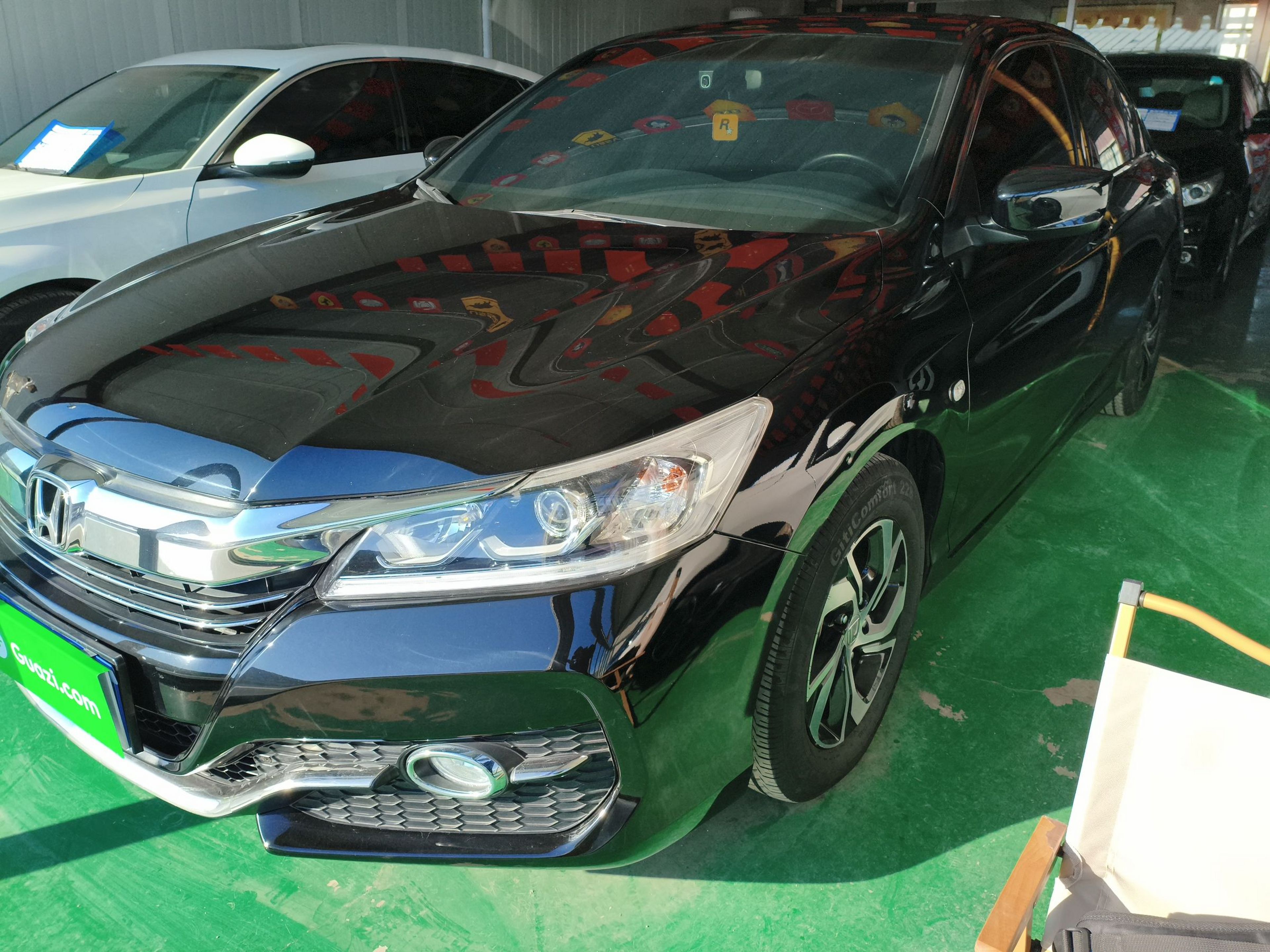 تحت مقدمة السيارة