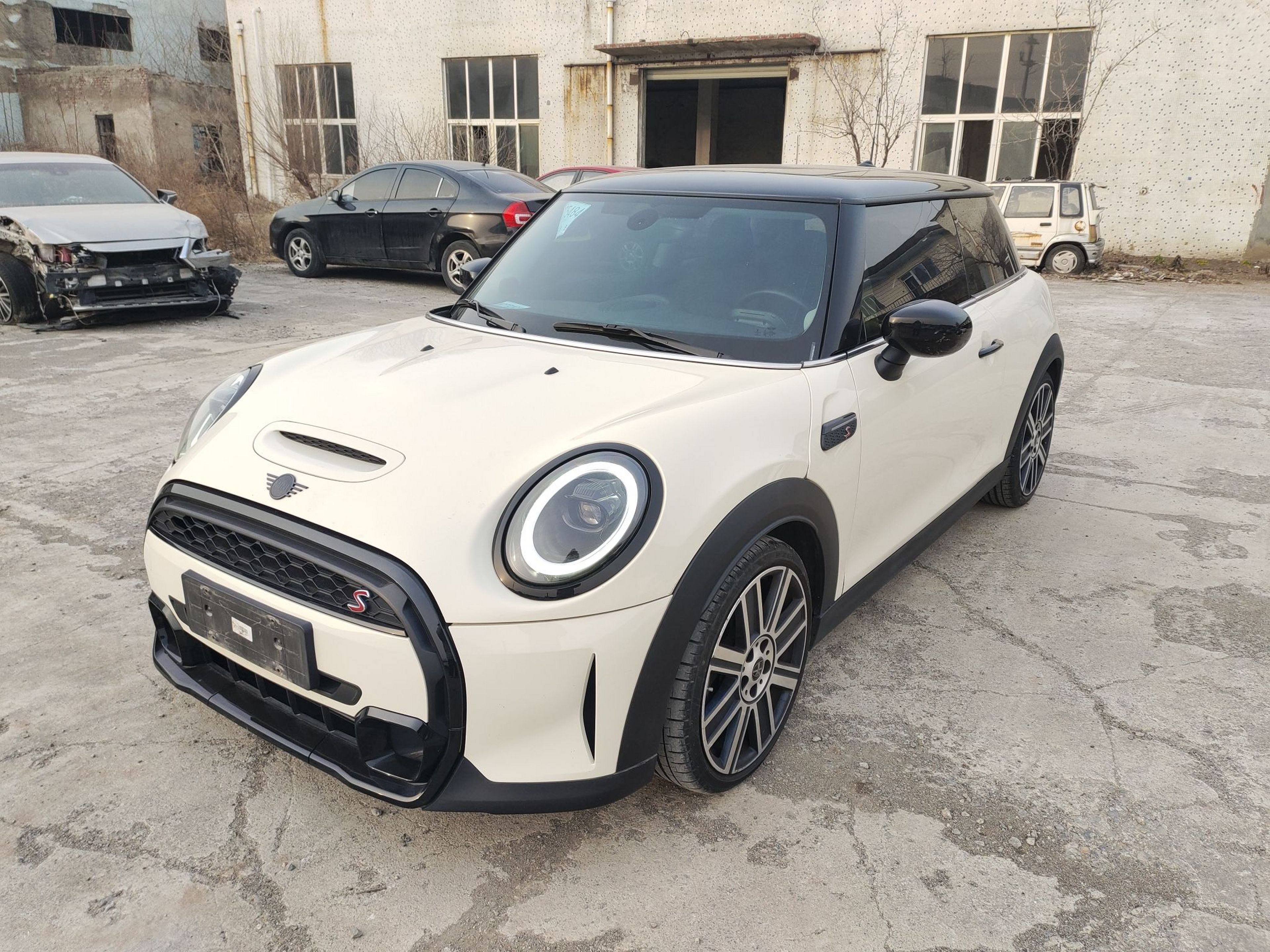 تحت مقدمة السيارة