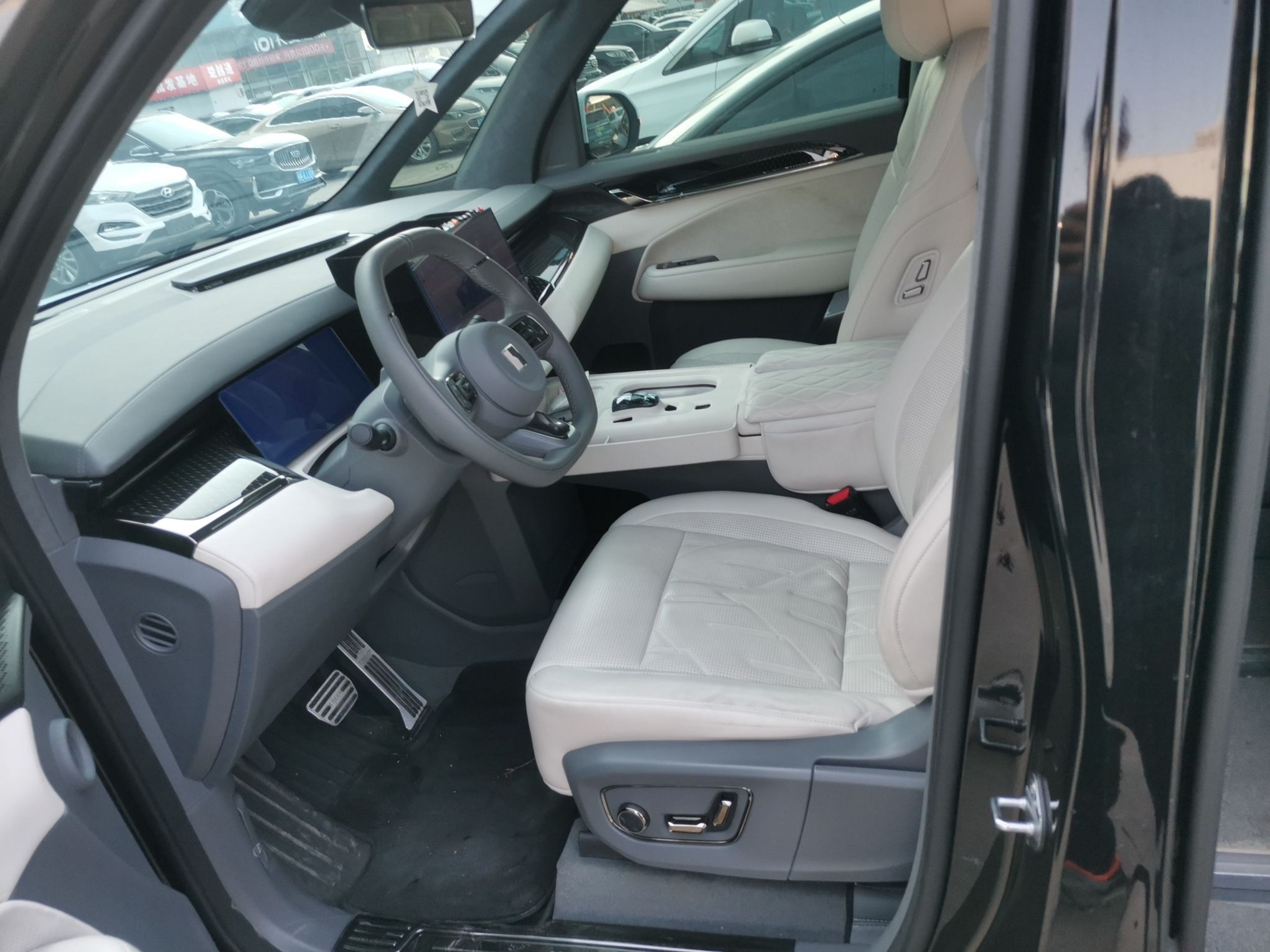 المقاعد الأمامية داخل السيارة