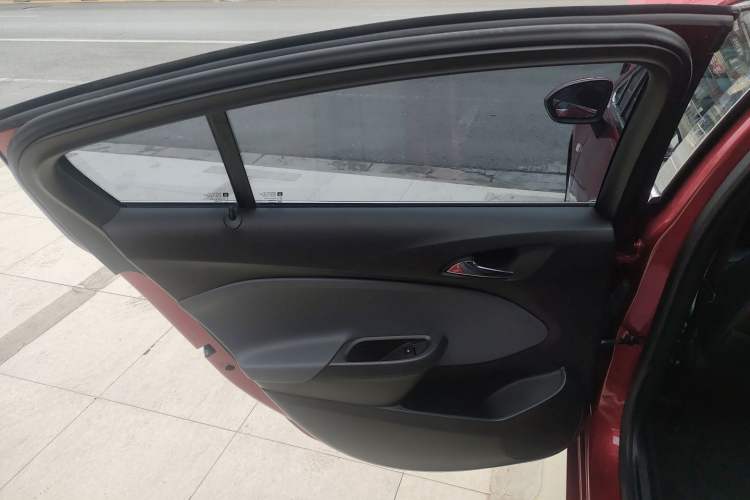 Used Chevrolet Cruze 2017 1.5L Automatic Pioneer Sunroof Edition
