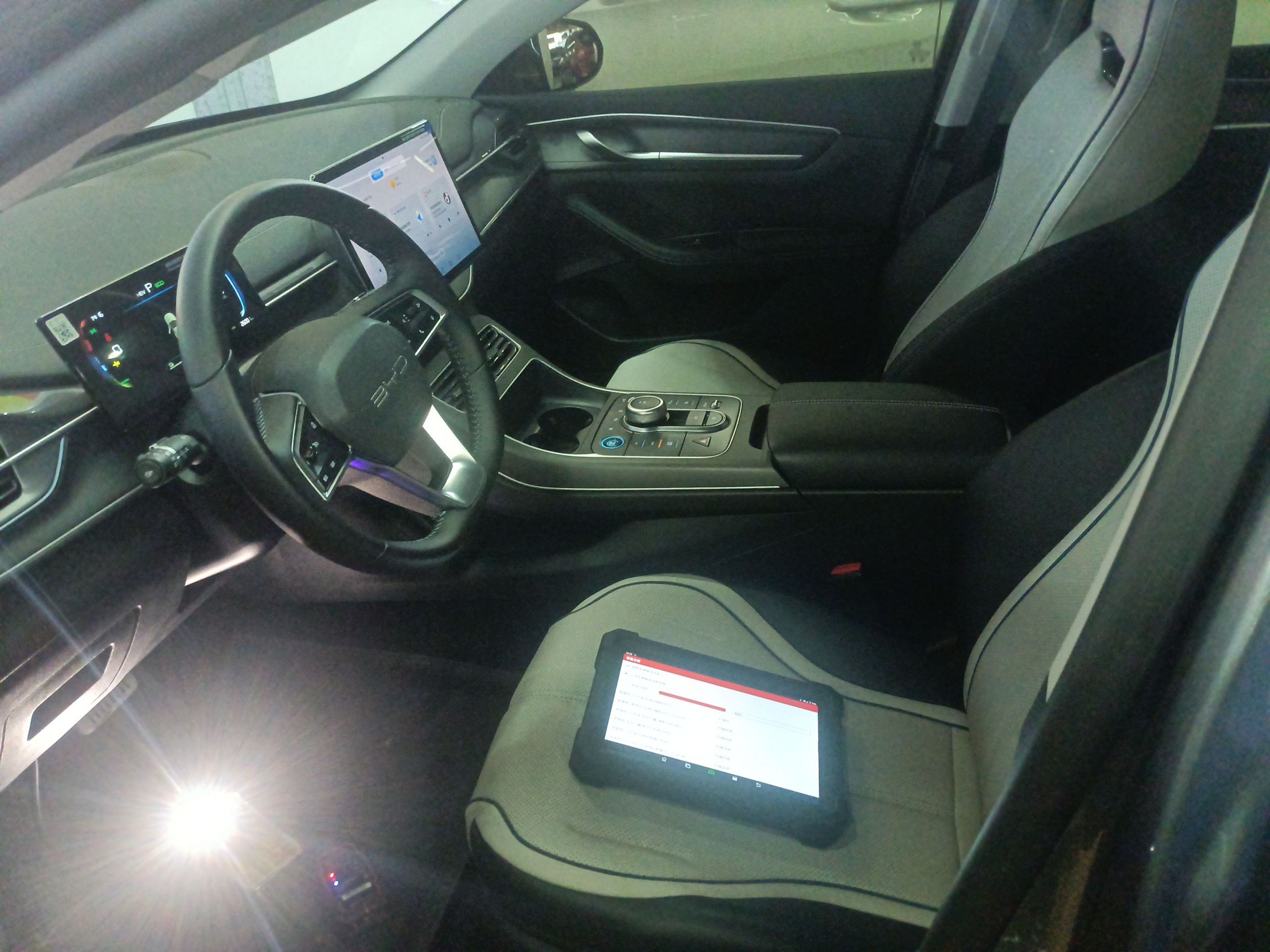 المقاعد الأمامية داخل السيارة