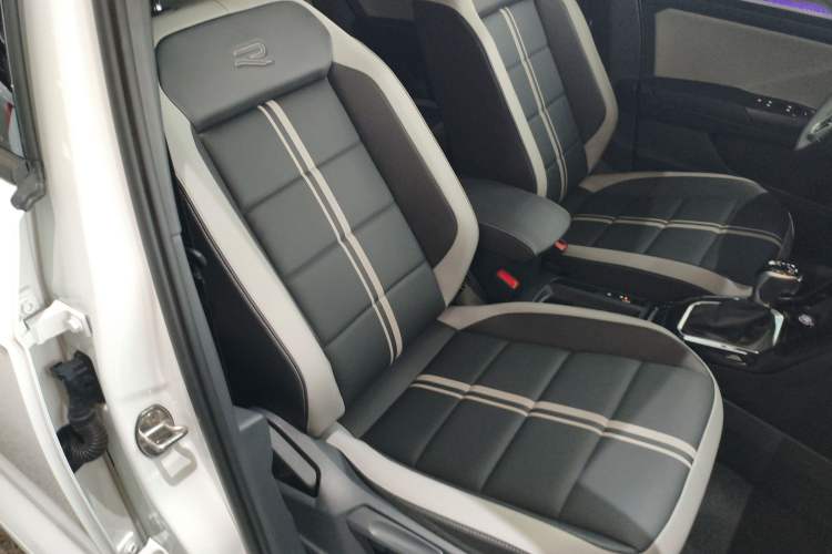 Used Volkswagen T-ROC 2023 300TSI DSG Two-Wheel-Drive Chen Guang Edition
