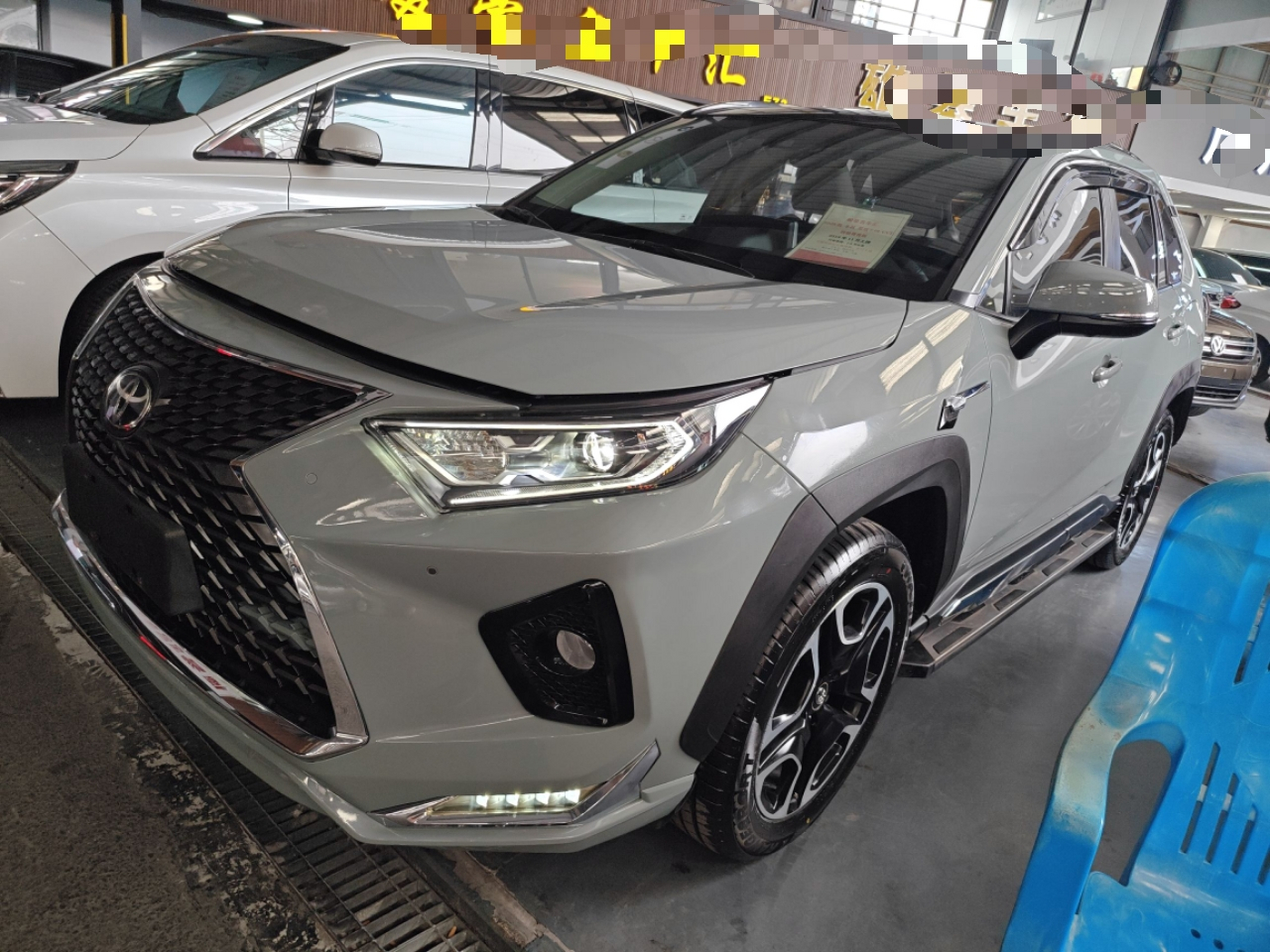 تحت مقدمة السيارة