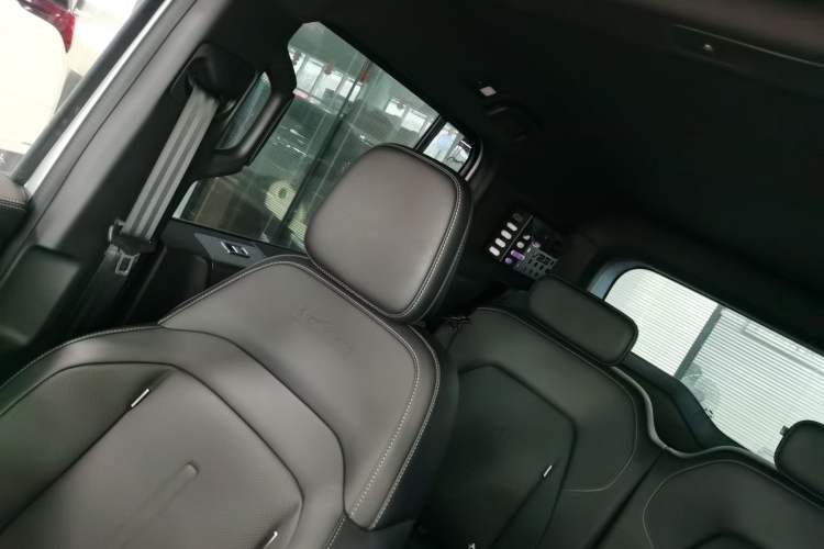 Used  V23 2025 401 Two-Wheel Drive Advanced Edition