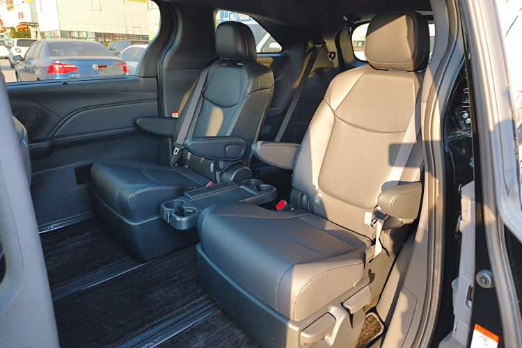 Used Toyota Granvia 2026 Model 2.5L Hybrid Luxury Edition