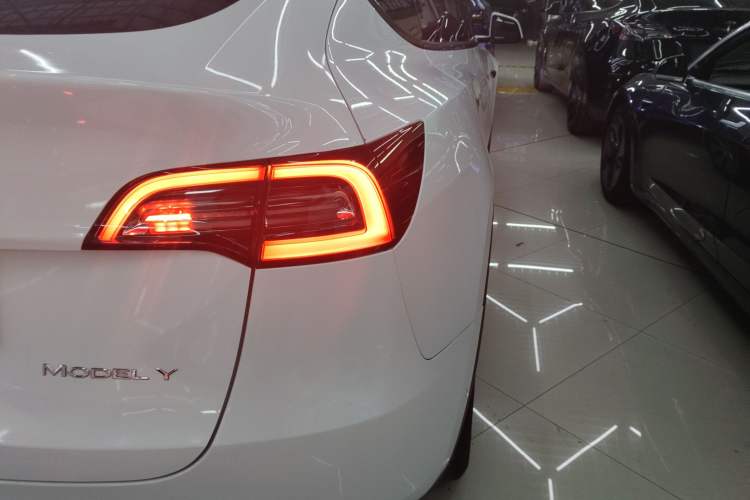 Used Tesla Model Y 2022 Long-Range All-Wheel-Drive Version