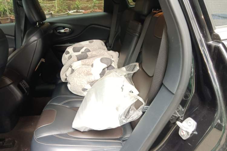 Used  Cherokee 2016 2.4L Leading Edition