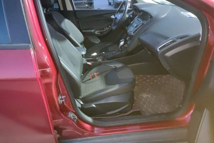 Used Ford Focus 2015 Hatchback 1.6L Automatic Fashion Edition
